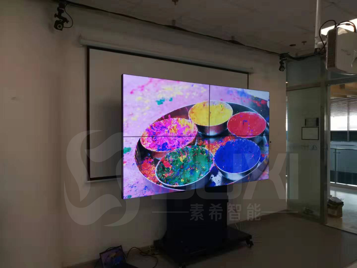 學(xué)校移動(dòng)液晶拼接屏案例分享